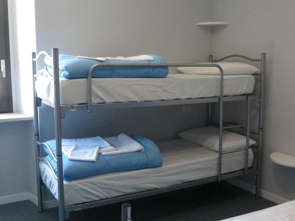 コー​​ニュにあるOstello La Mineの二段ベッド2組が備わる客室です。