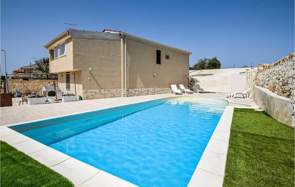 - une piscine en face d'une maison dans l'établissement Beautiful Home In Ragusa With House Sea View, à Raguse