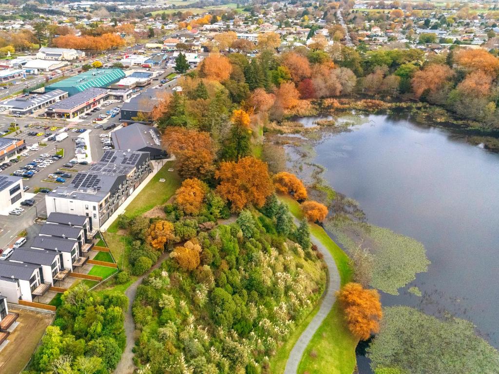 Výhled na řeku, která protéká v blízkosti hotelu