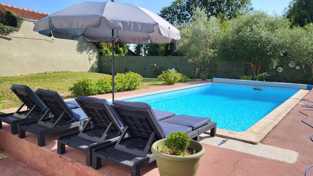 Bazén v ubytování Maison Spacieuse & Piscine nebo v jeho okolí