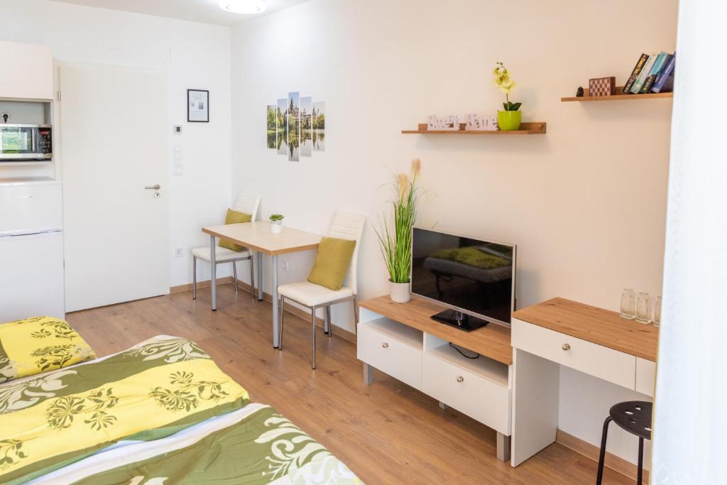 SWEET HOME Apartman , 30sqm studio, free private parking, mountain view, balcony, 20 min from downtownにあるテレビまたはエンターテインメントセンター