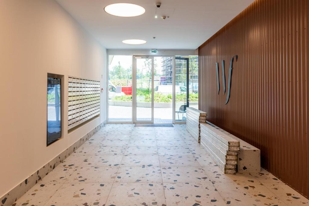 SWEET HOME Apartman , 30sqm studio, free private parking, mountain view, balcony, 20 min from downtownにあるテレビまたはエンターテインメントセンター