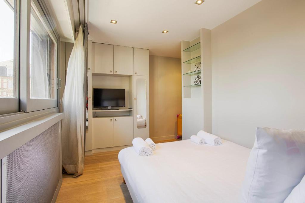 Kama o mga kama sa kuwarto sa Le Dosia - Three Bedrooms - Hyper Centre of Deauville