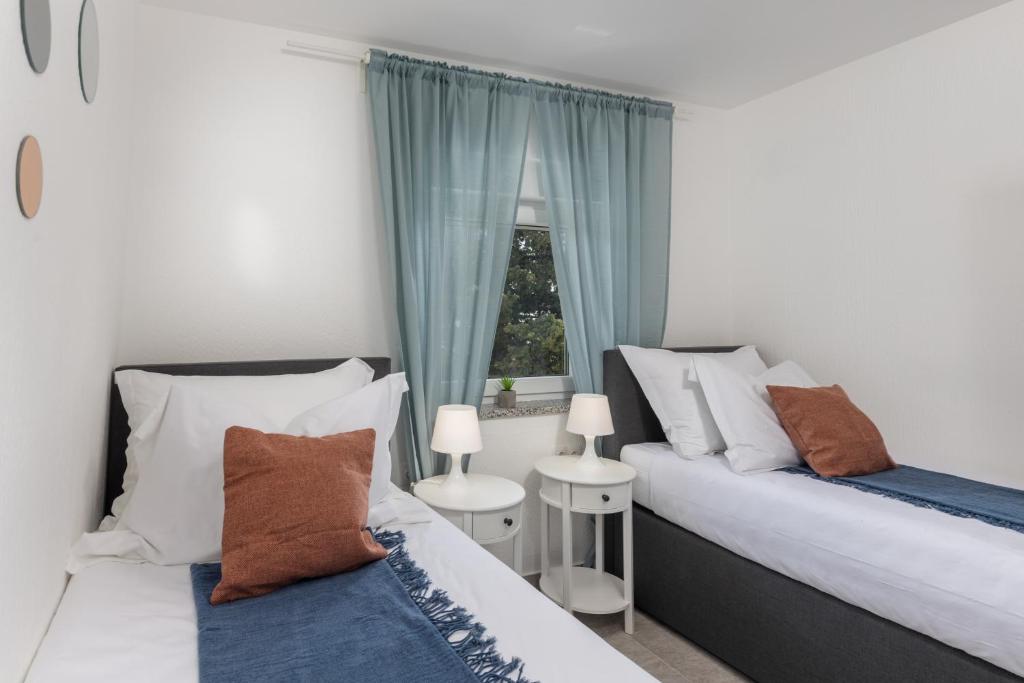 ツリクヴェニツァにあるVilla Dubravkaのベッド2台と窓のある寝室