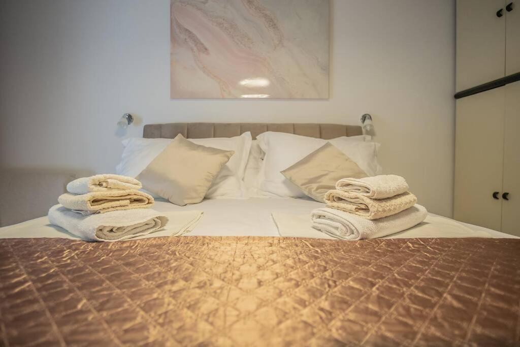 Posteľ alebo postele v izbe v ubytovaní Studio apartment Purple sunset - 2+1