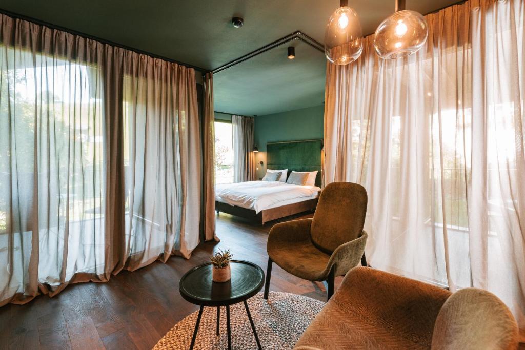 A bed or beds in a room at Floris Green Suites by Parc Hotel Florian
