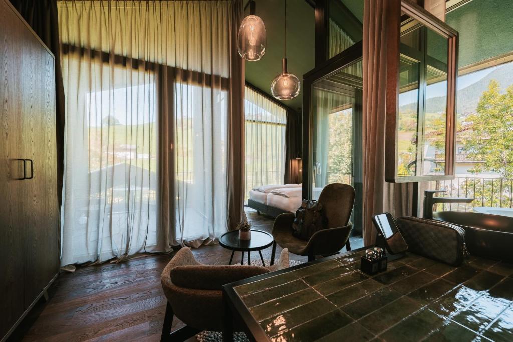 A seating area at Floris Green Suites by Parc Hotel Florian