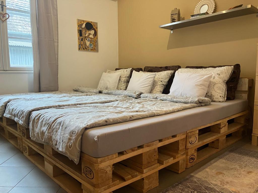 Posteľ alebo postele v izbe v ubytovaní Karneol Apartman