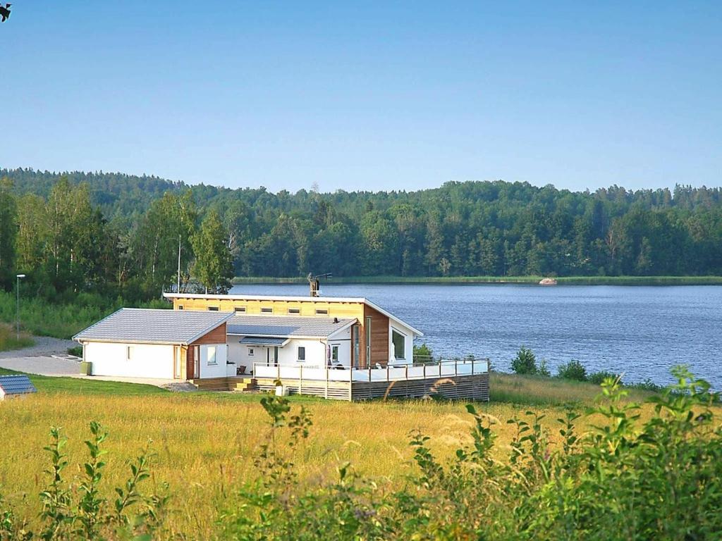 una casa grande a orillas de un lago en 6 person holiday home in STJ RNHOV, en Stjärnhov