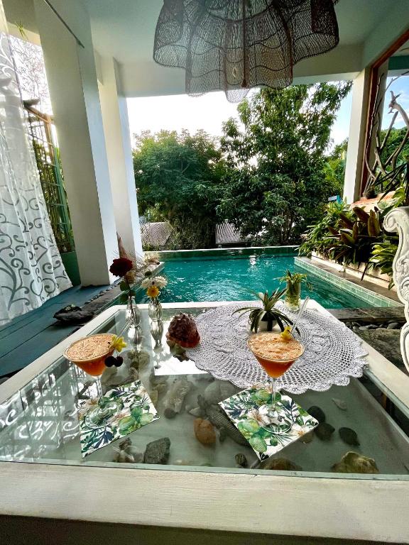 Bazén v ubytování Chambres d'hôtes & spa Le Jardin de Ravintsara nebo v jeho okolí