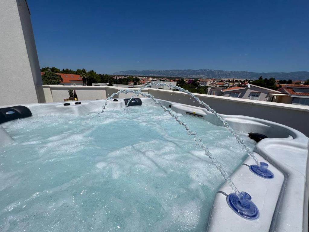 Bazén v ubytování 4 GENTLEMEN VILLAS with private jacuzzi nebo v jeho okolí