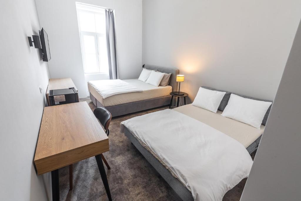 Postelja oz. postelje v sobi nastanitve OPERA Hotel