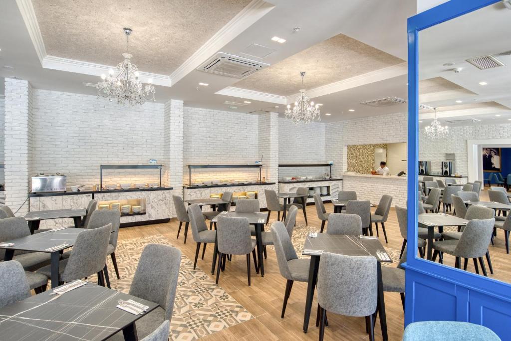 Reštaurácia alebo iné gastronomické zariadenie v ubytovaní Montenegrina Hotel & SPA All-Inclusive