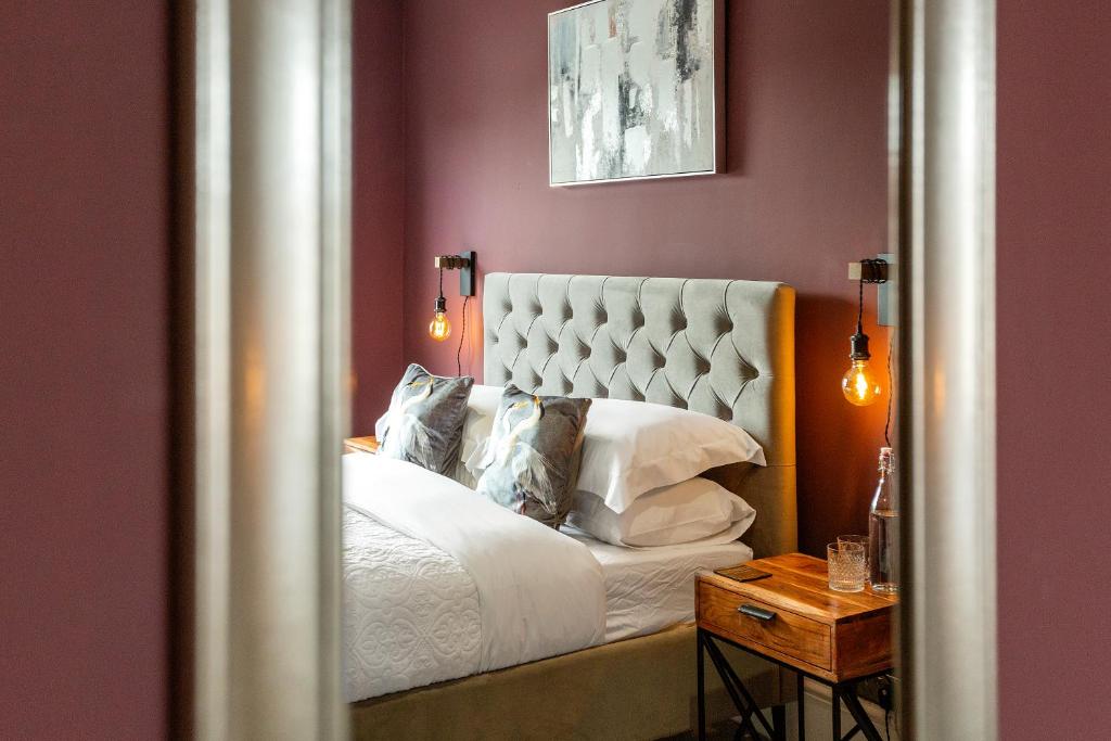 una camera con letto bianco e specchio di Ocean Breeze Apartment a Margate