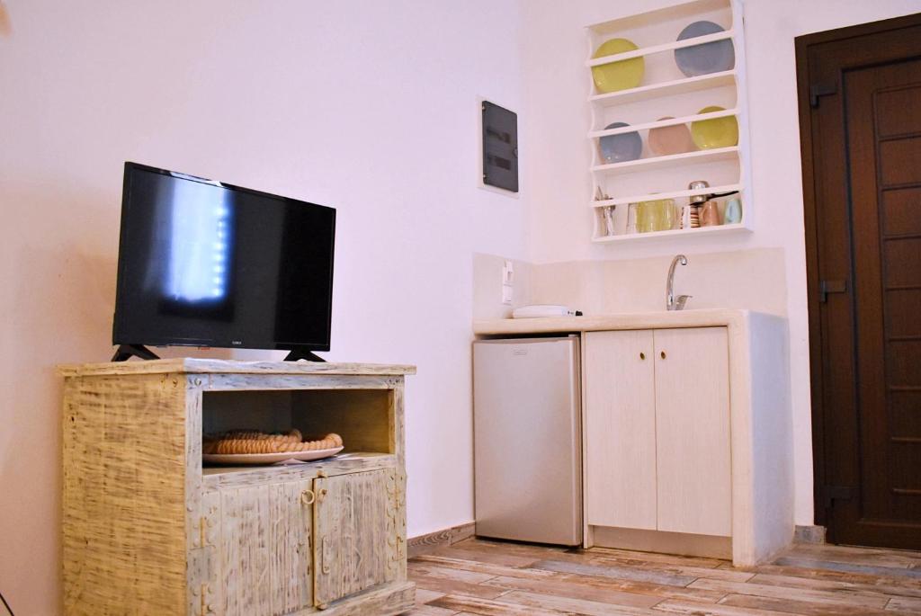 Televízia a/alebo spoločenská miestnosť v ubytovaní Tzamaros Studios