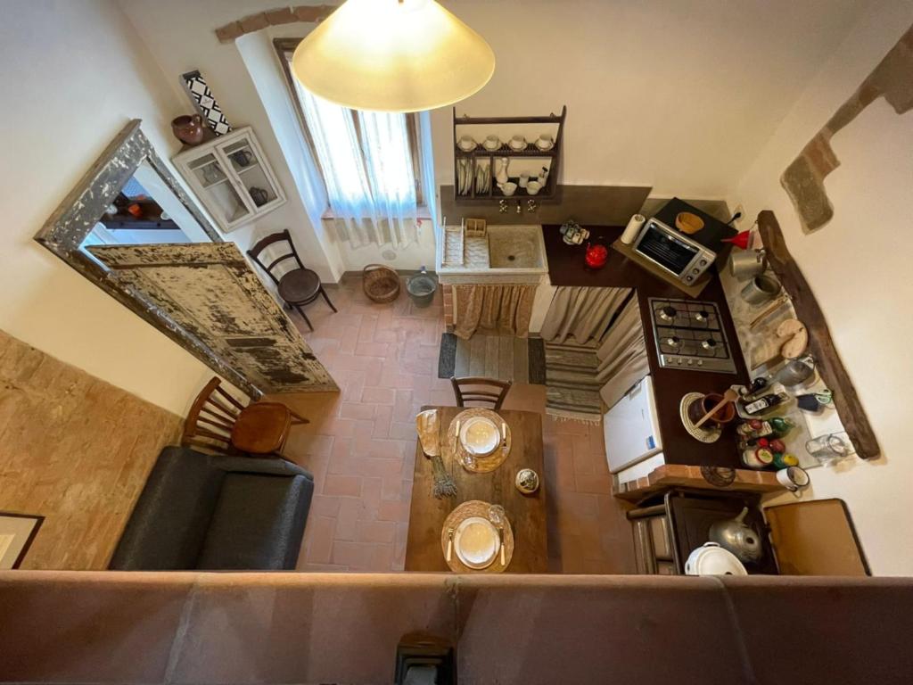A kitchen or kitchenette at LA CORTE DEI GELSOMINI