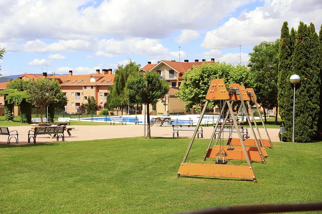 un columpio en un parque con parque infantil en Apartamento Escribano Jaca, en Jaca