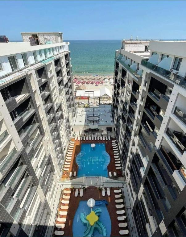 una vista di due alti edifici con piscina e oceano di Studio NOAH a Mamaia Nord - Năvodari