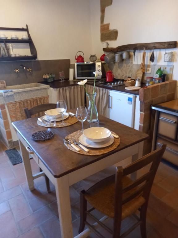 A kitchen or kitchenette at LA CORTE DEI GELSOMINI