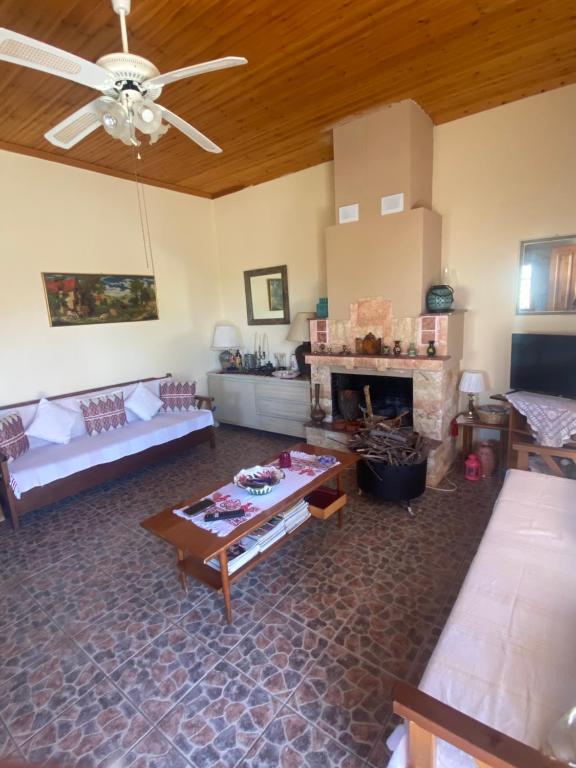 Televízia a/alebo spoločenská miestnosť v ubytovaní Dora’s Summer House