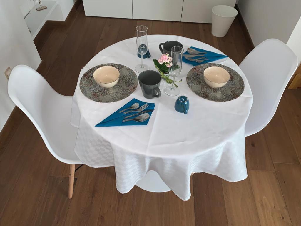 Biały stół z białymi krzesłami i białą ściereczką w obiekcie B&B Verdi w mieście Brindisi