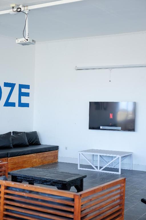 TV a/nebo společenská místnost v ubytování Dip & Doze Living