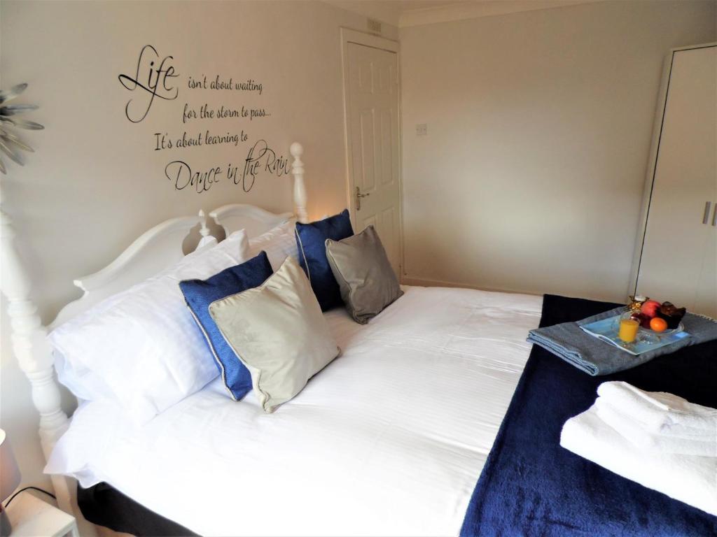 Кровать или кровати в номере Signature Apartments - Stanfield House