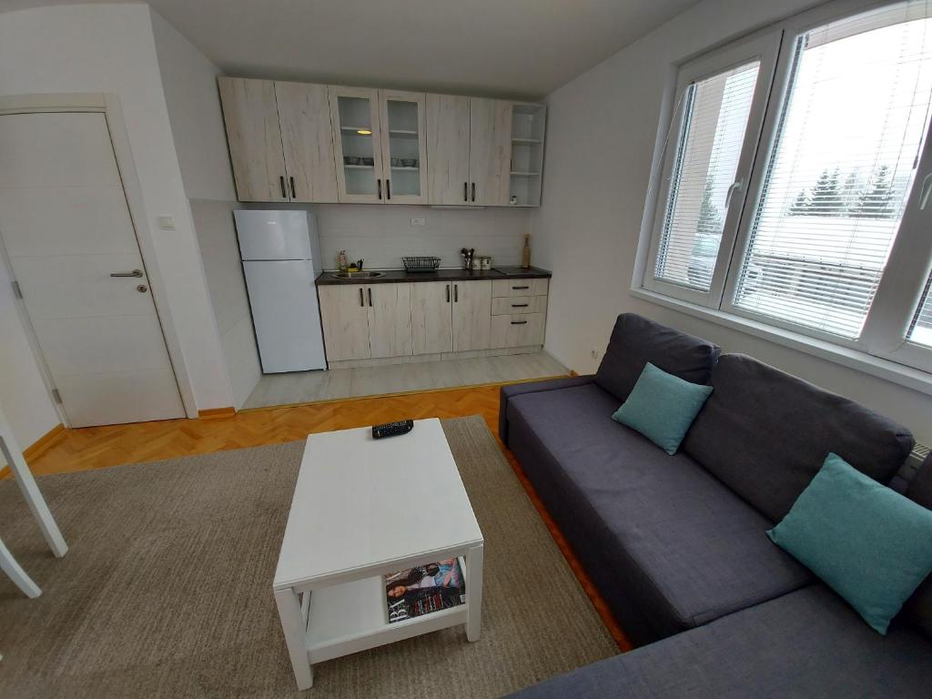Kuchyň nebo kuchyňský kout v ubytování Apartmani Tarsko Jezero Nova Vezanja