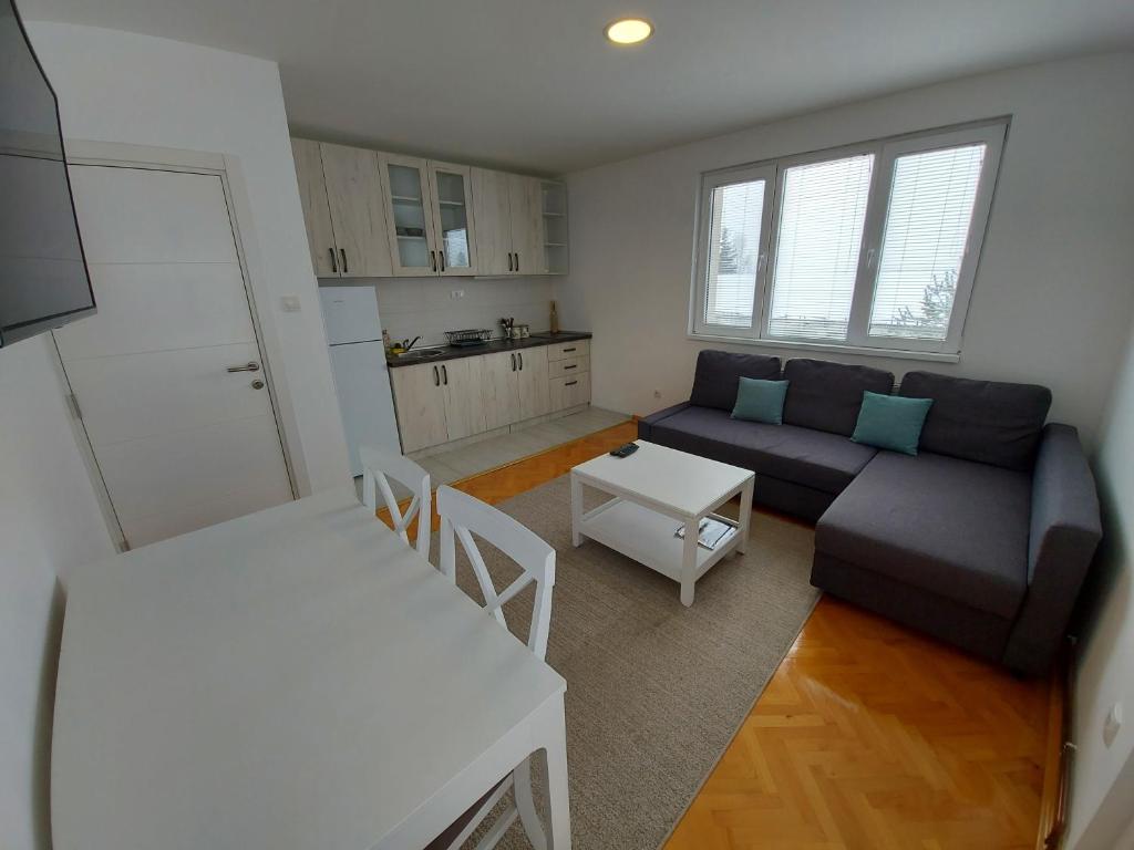 Kuchyň nebo kuchyňský kout v ubytování Apartmani Tarsko Jezero Nova Vezanja