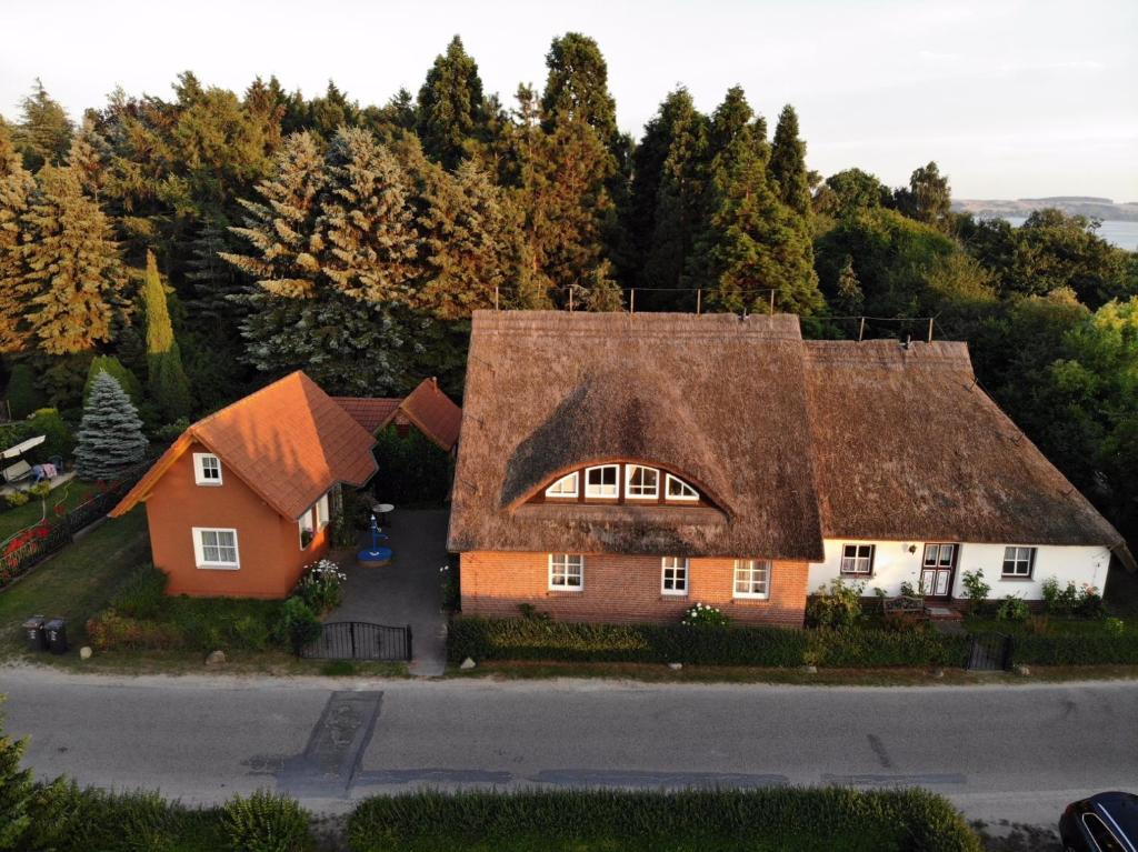 a model of a house with a thatched roof at Ferienhaus Boddenhus in Middelhagen