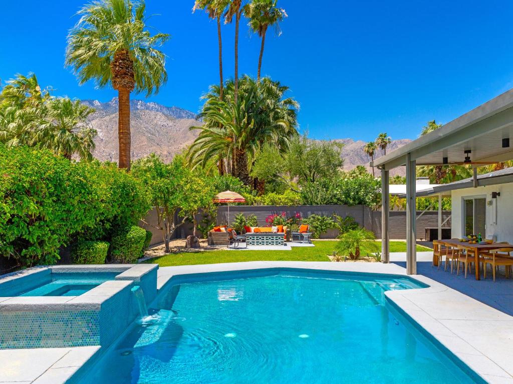 una piscina en el patio trasero de una casa en Fab Four at El Mirador by ACME House Company, en Palm Springs