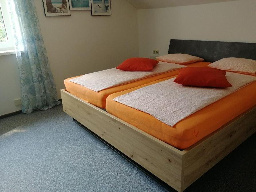เตียงในห้องที่ Haus Angelika - Ferienwohnung Wörthersee