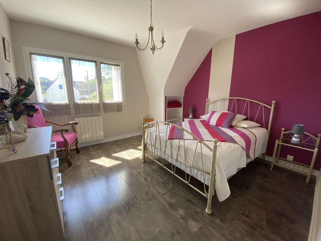 Posteľ alebo postele v izbe v ubytovaní Maison 6 pers avec jardin, WIFI, proche plages et sentier à Perros-Guirec - FR-1-368-344