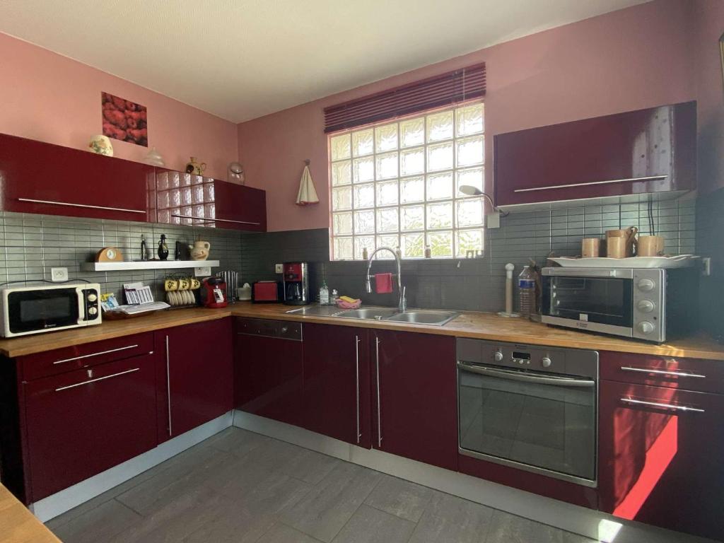 Kuchyňa alebo kuchynka v ubytovaní Maison 6 pers avec jardin, WIFI, proche plages et sentier à Perros-Guirec - FR-1-368-344