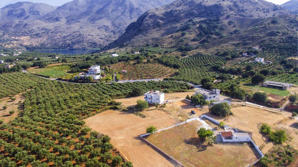 einen Luftblick auf einen Bauernhof mit Bergen im Hintergrund in der Unterkunft Granny's house in Georgioupoli