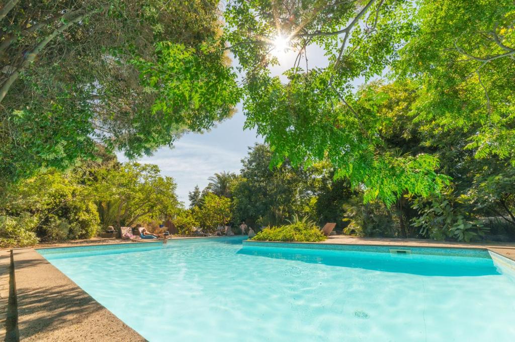 una piscina in un parco alberato di Etna Botanic Garden a Mascalucia