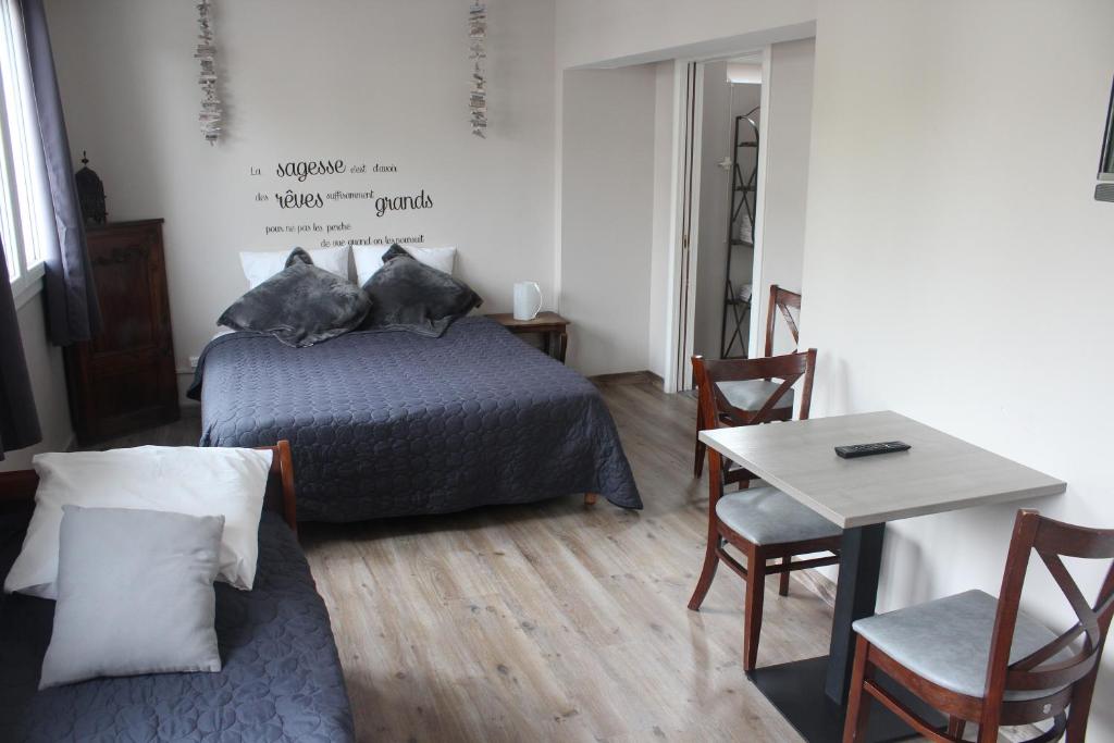 1 dormitorio con 2 gatos en una cama en Hôtel & Restaurant Lepassplat, en Montbrison