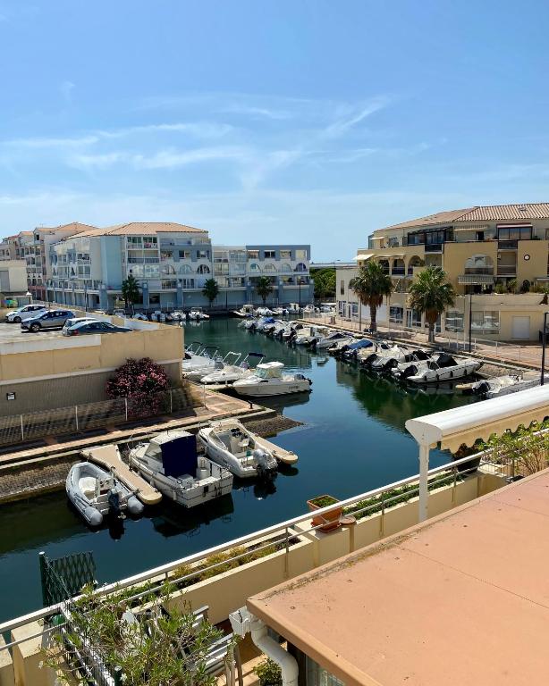 une vue d'une marina avec des bateaux dans l'eau dans l'établissement Studio cabine climatisé de 20m2 avec place de parking privée, à Sète