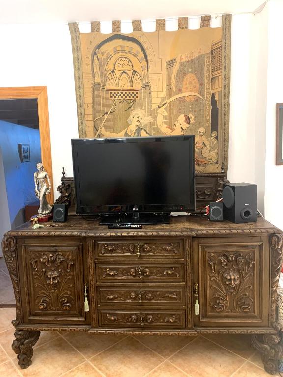 Televízia a/alebo spoločenská miestnosť v ubytovaní La Cabieda - Junto al Río Cañamares - ideal para grupos y familias