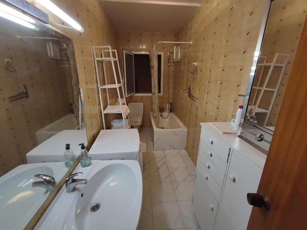 Apartment & Rooms Constantí - Habitación Triple Con Baño Compartido