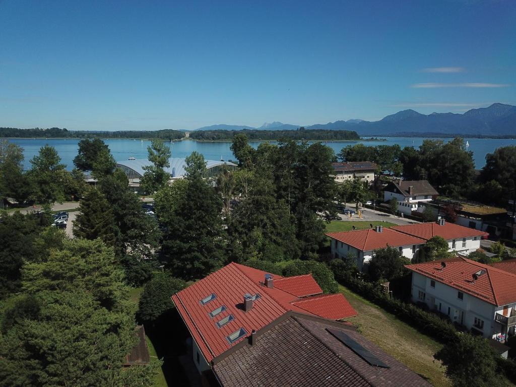 vista arial de uma cidade com um lago e casas em Chiemseehof em Prien am Chiemsee