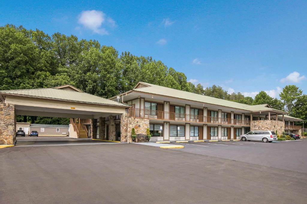 a building with a parking lot in front of it at Quality Inn & Suites Mount Chalet in Clayton
