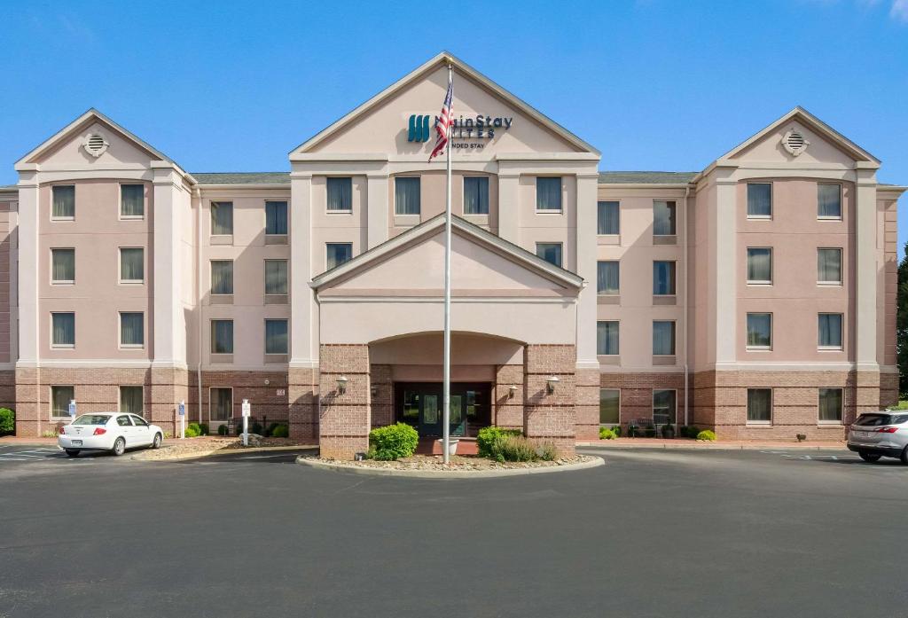 un edificio de oficinas con una bandera delante de él en MainStay Suites Airport en Roanoke