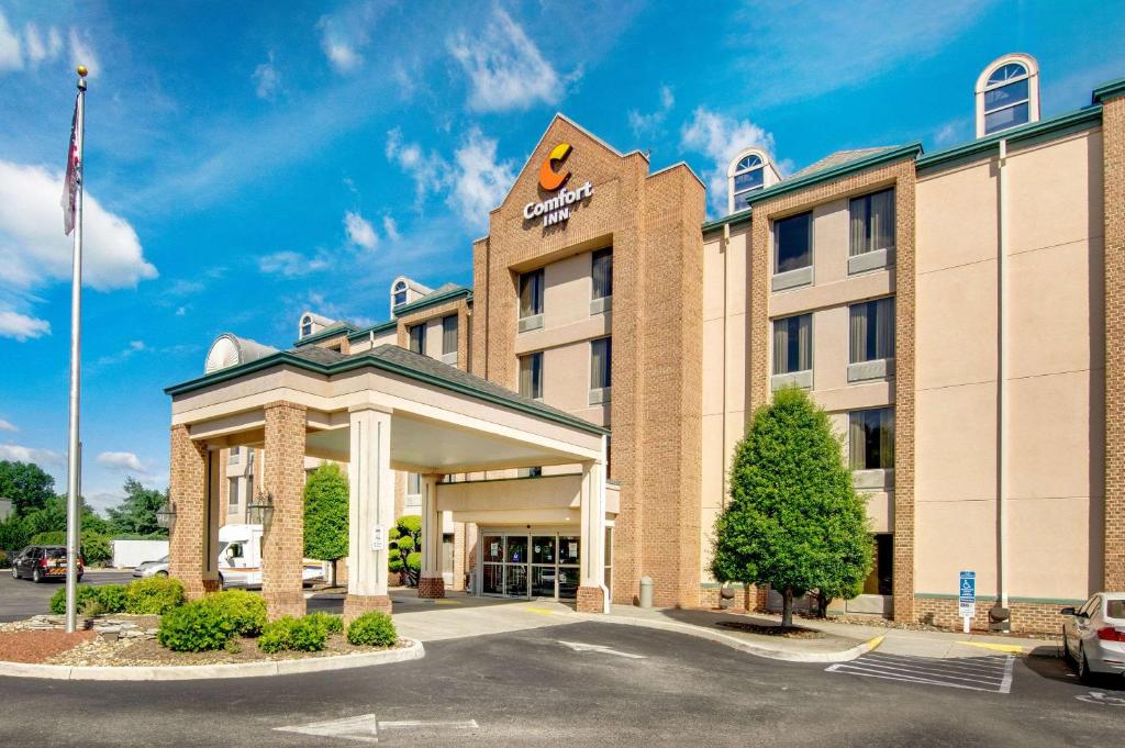 una representación de la parte delantera de un hotel en Comfort Inn Airport Roanoke, en Roanoke