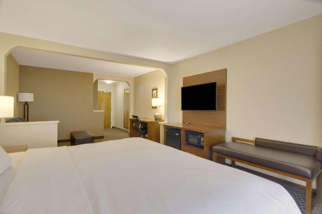 Comfort Inn Airport - 