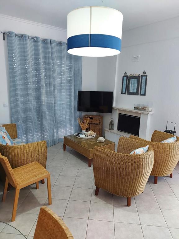 TV a/nebo společenská místnost v ubytování Posidi Holidays Apartments