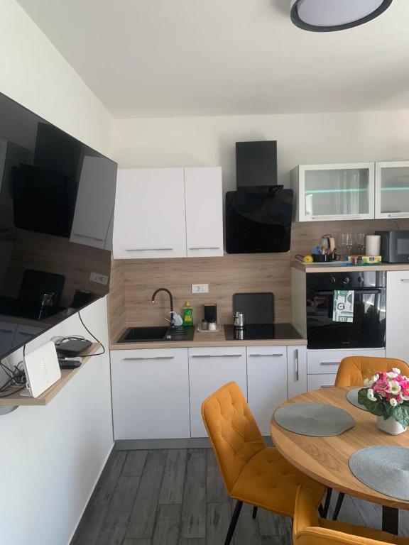 Kuchnia lub aneks kuchenny w obiekcie Apartman na jezeru