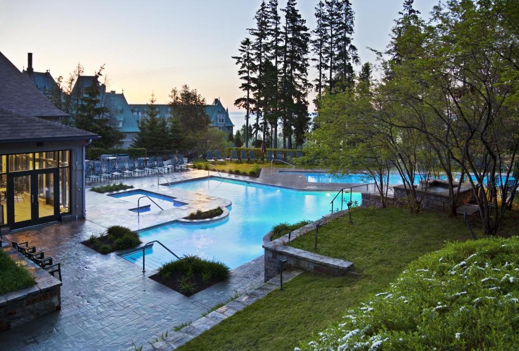 Bazén v ubytování Fairmont Le Manoir Richelieu nebo v jeho okolí