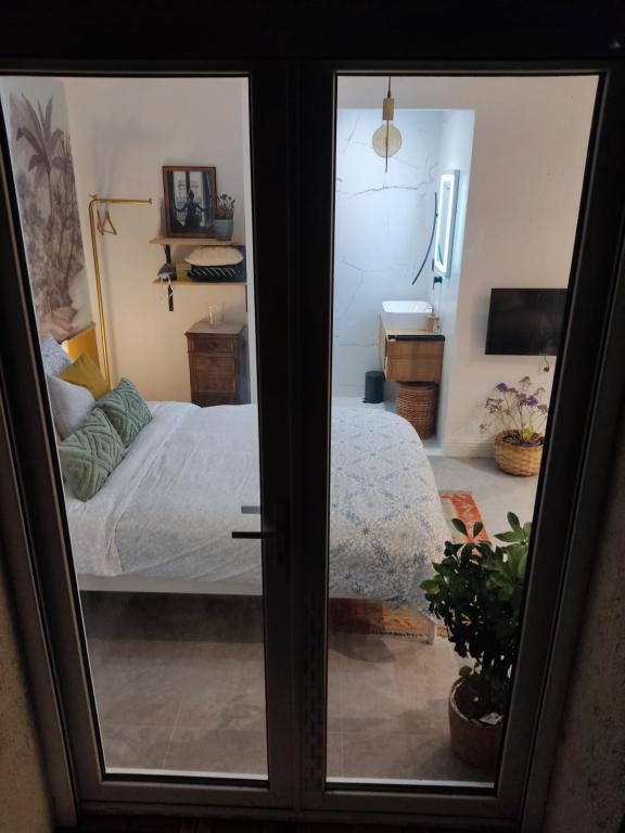 Postel nebo postele na pokoji v ubytování Superbe appartement avec jacuzzi avec jardin privé
