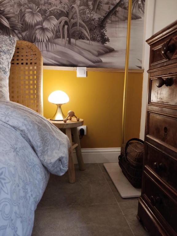 Postel nebo postele na pokoji v ubytování Superbe appartement avec jacuzzi avec jardin privé